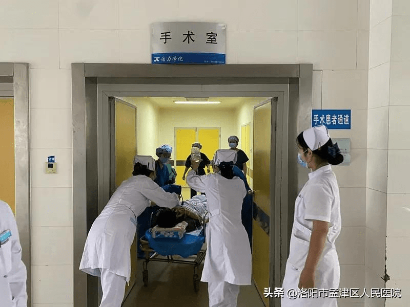 到达医院,呼叫急诊电梯,直接将病人送至手术室科主任与高年资医师进行