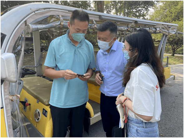 一行,在文旅集团景区管理部部长沈明,梅园公园管理处书记,主任周国柱