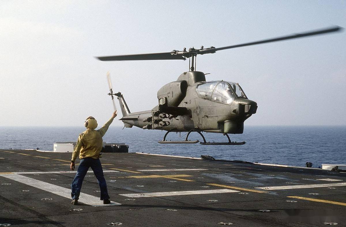 成名于残酷的越南丛林战美军ah1型武装直升机至今仍在服役