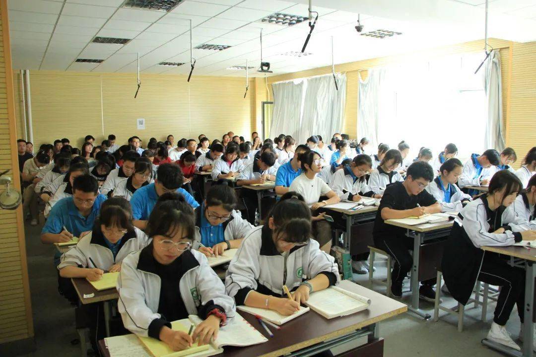 兰州民族中学的甘肃省园丁奖获得者曹先副校长分别进行课堂教学展示