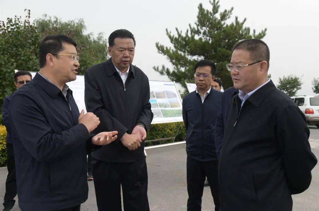 刘涛先后前往西宁市湟水林场造林点和曹家堡机场北坡,详细了解林场