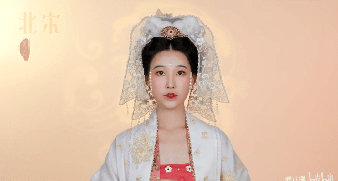 以白粉抹额或点染眉角因其状如啼哭,故名泪妆《宋史*五行志三》中记录