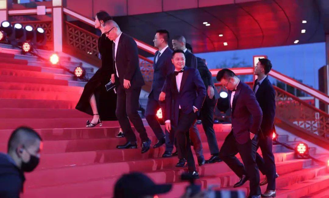 角色|从巩俐手中接过3座“天坛奖”奖杯，他做对了什么？