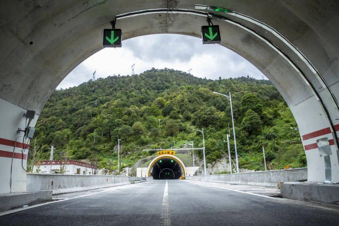 香丽高速高原铁军筑天路