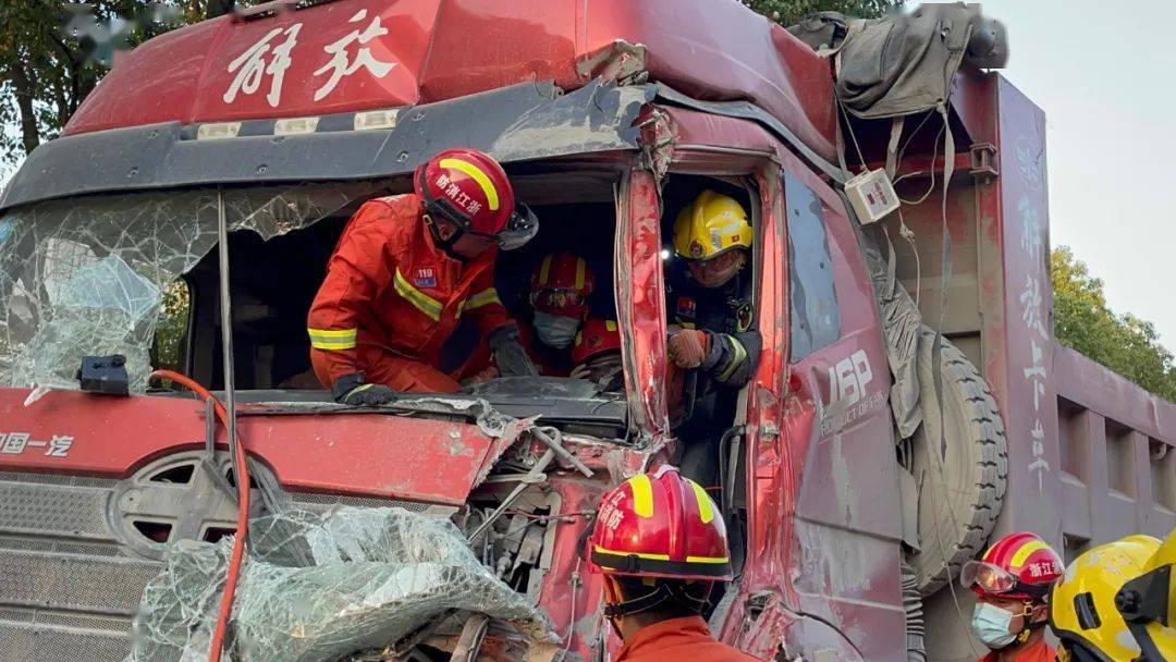 消防車出警遇擁堵,消防員狂奔3公里