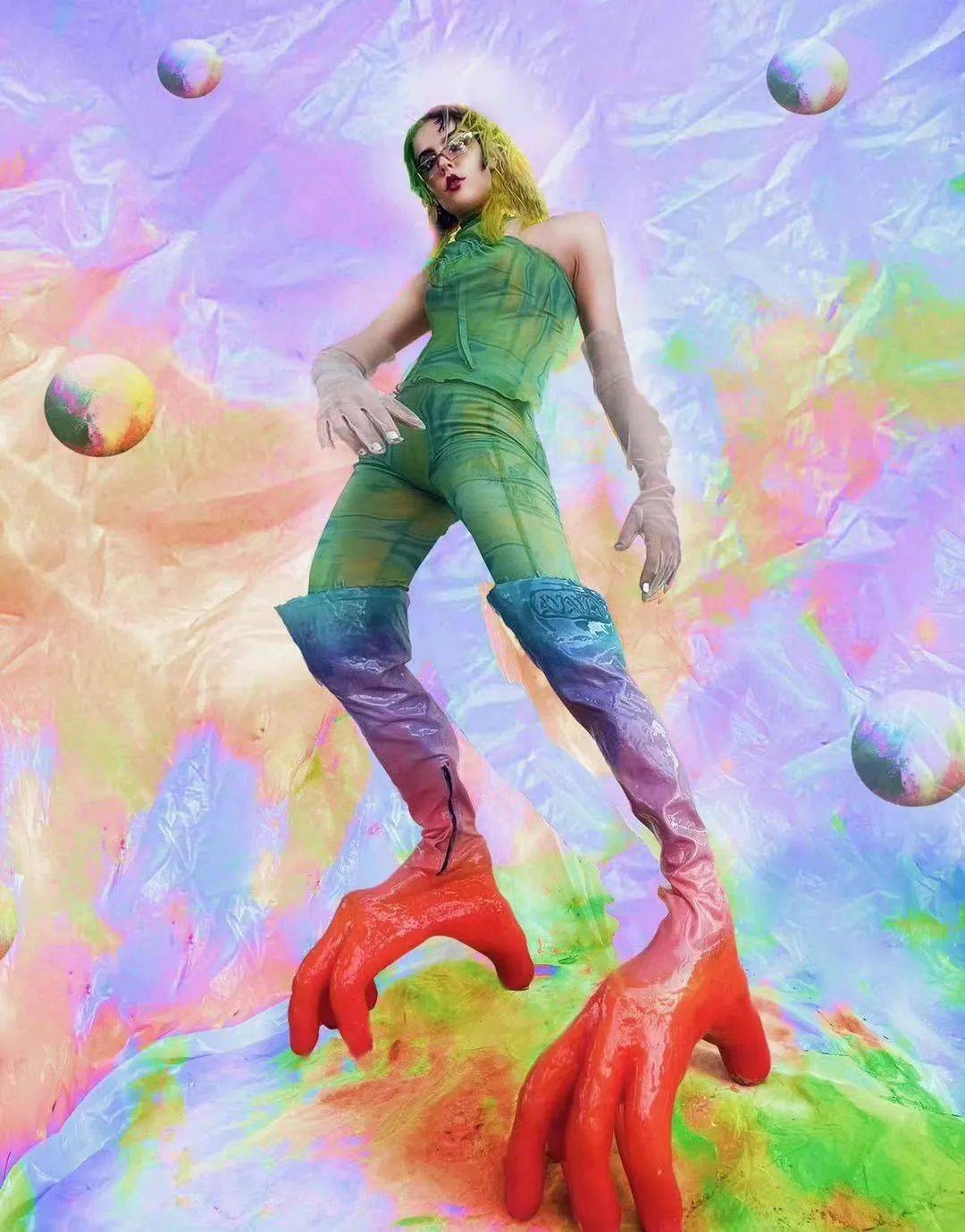 疯狂的元素,夸张的颜色,怪诞的设计,挑战人类审美极限,完全无法从他们