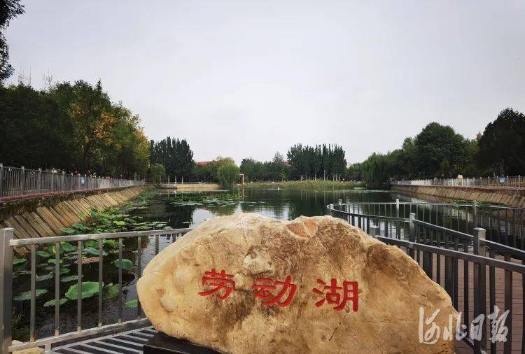 36公顷,毗邻凤凰山公园,大城山公园,唐山劳动公园位于市中心区,于9月