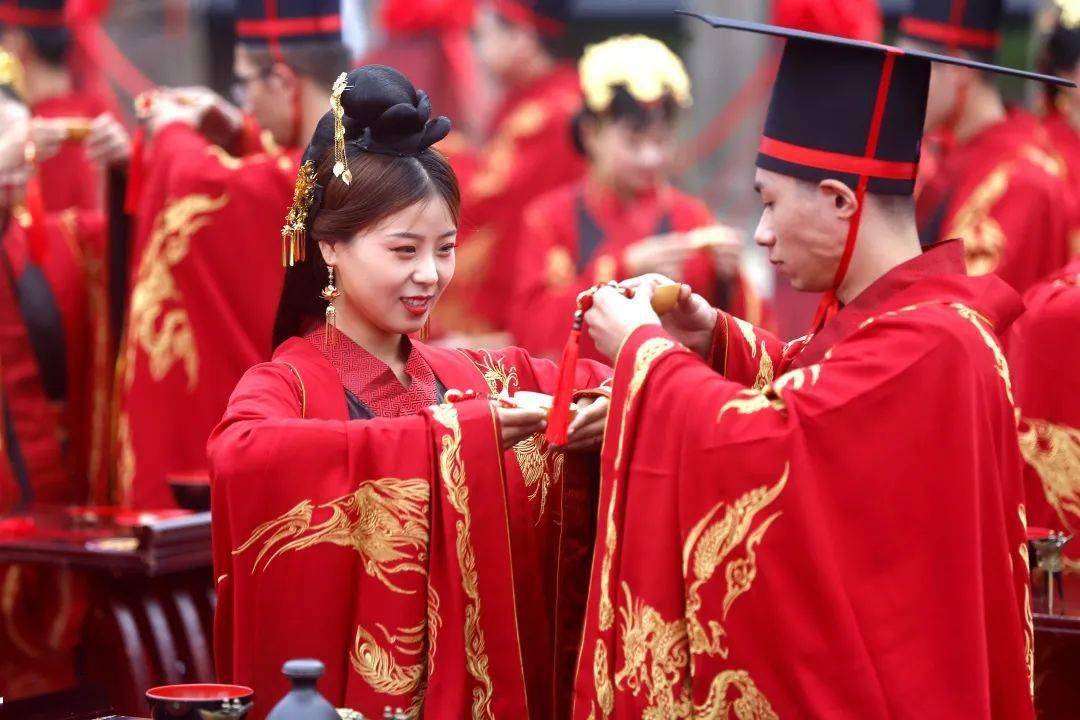 着汉服,行汉礼,行四拜,餐同牢,饮合卺,共结发,书鸳鸯,依传统婚礼流程