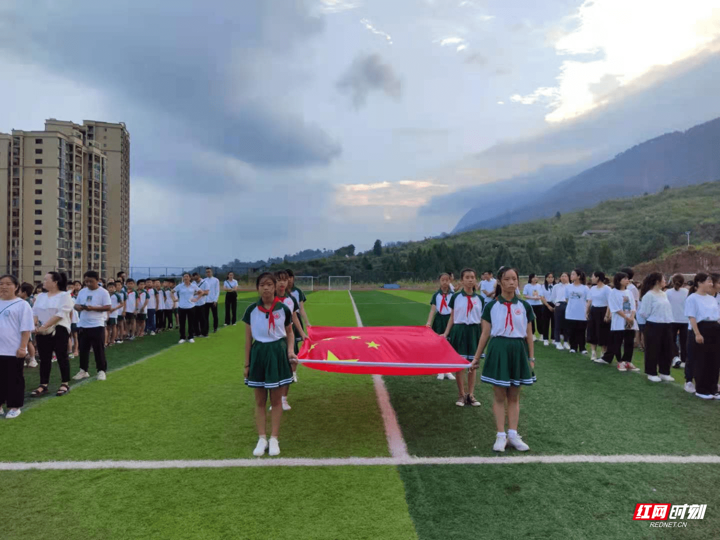 湘西溪州芙蓉学校芙蓉花迎风劲放