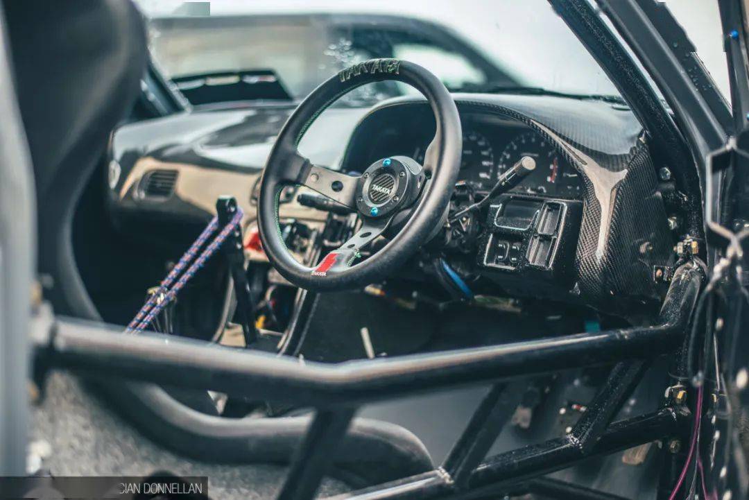 风格的门栏,也是这辆车制造精良的标志,其他内饰改装包括bride座椅