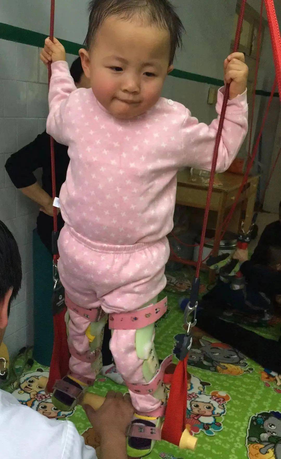 5岁女孩每天做300个以上俯卧撑原因让人心疼