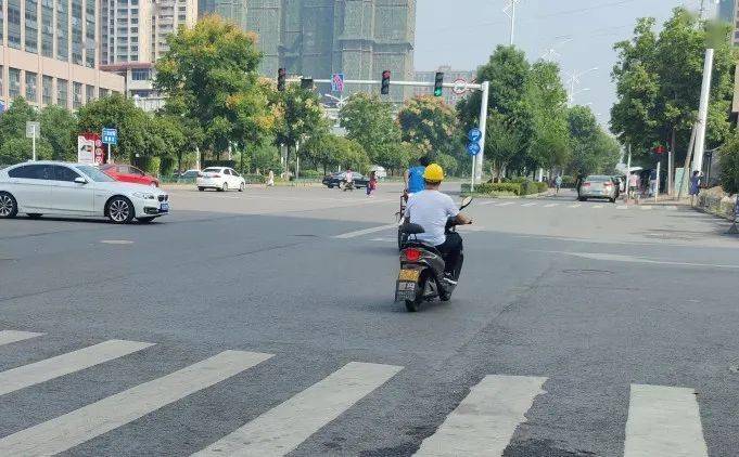 邵阳:闯红灯曝光,这些电动自行车注意啦,你"上镜"了!