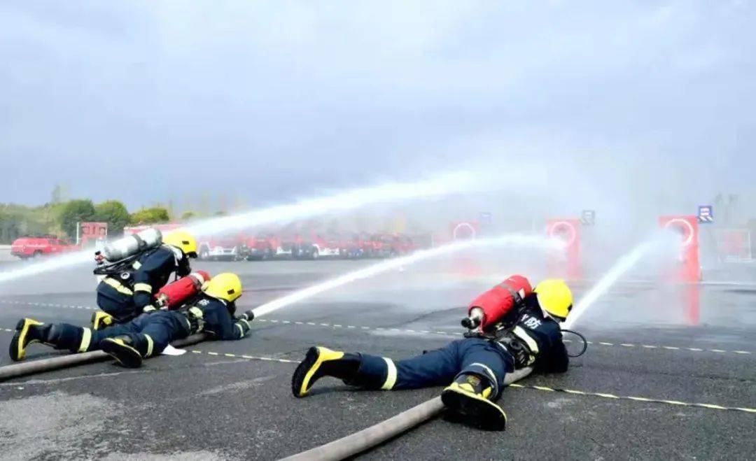 消防车双干线出三支水枪操泡沫车出两支泡沫管枪操绳索救援竞赛以训促