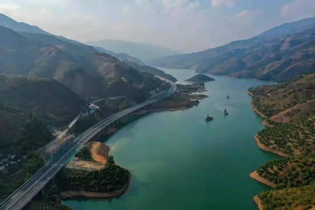 思澜高速公路今年年初建成通车后,思茅到澜沧的车程从原来的3.