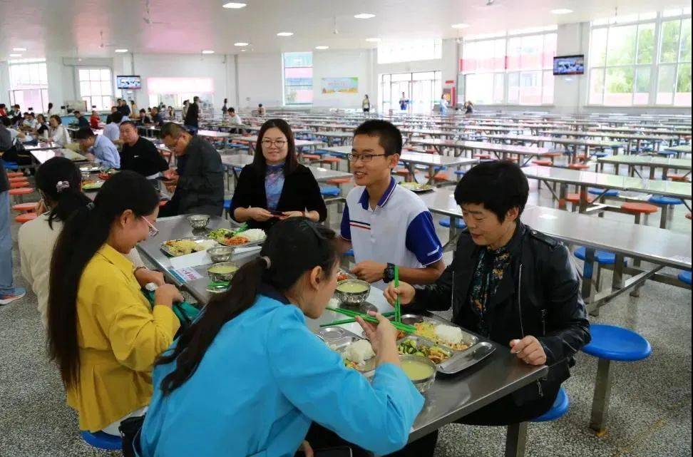 淄博柳泉中学食堂图片