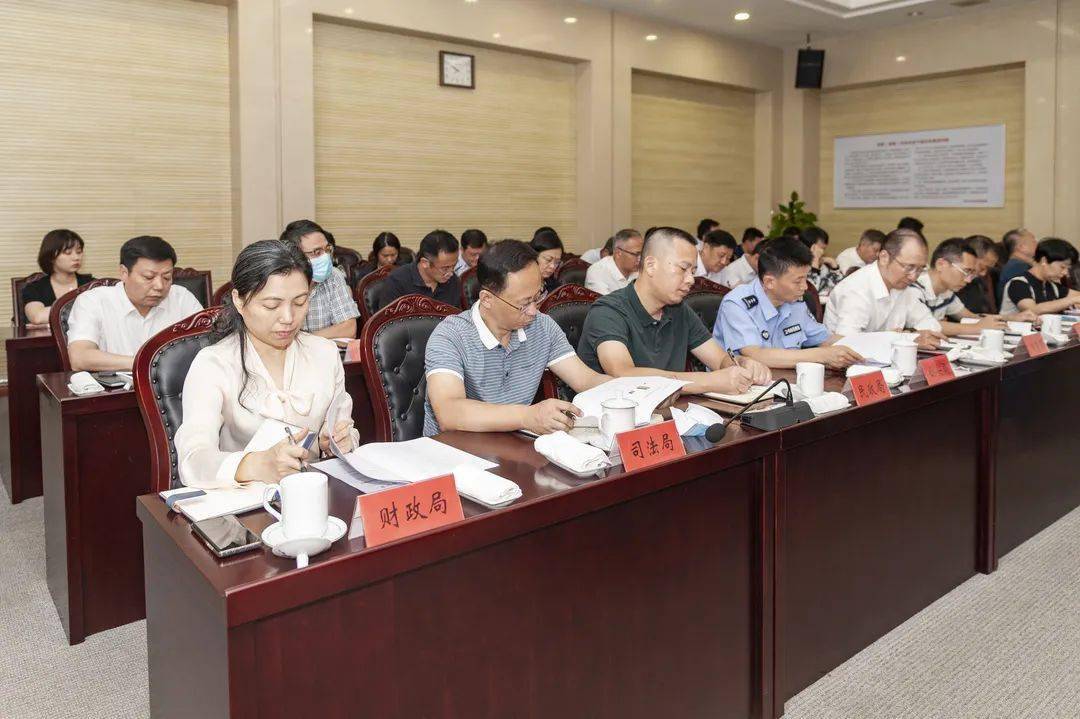 统战部部长,宣传部部长吴晓红主持会议,市领导沈晓东,张月明,吴建伟