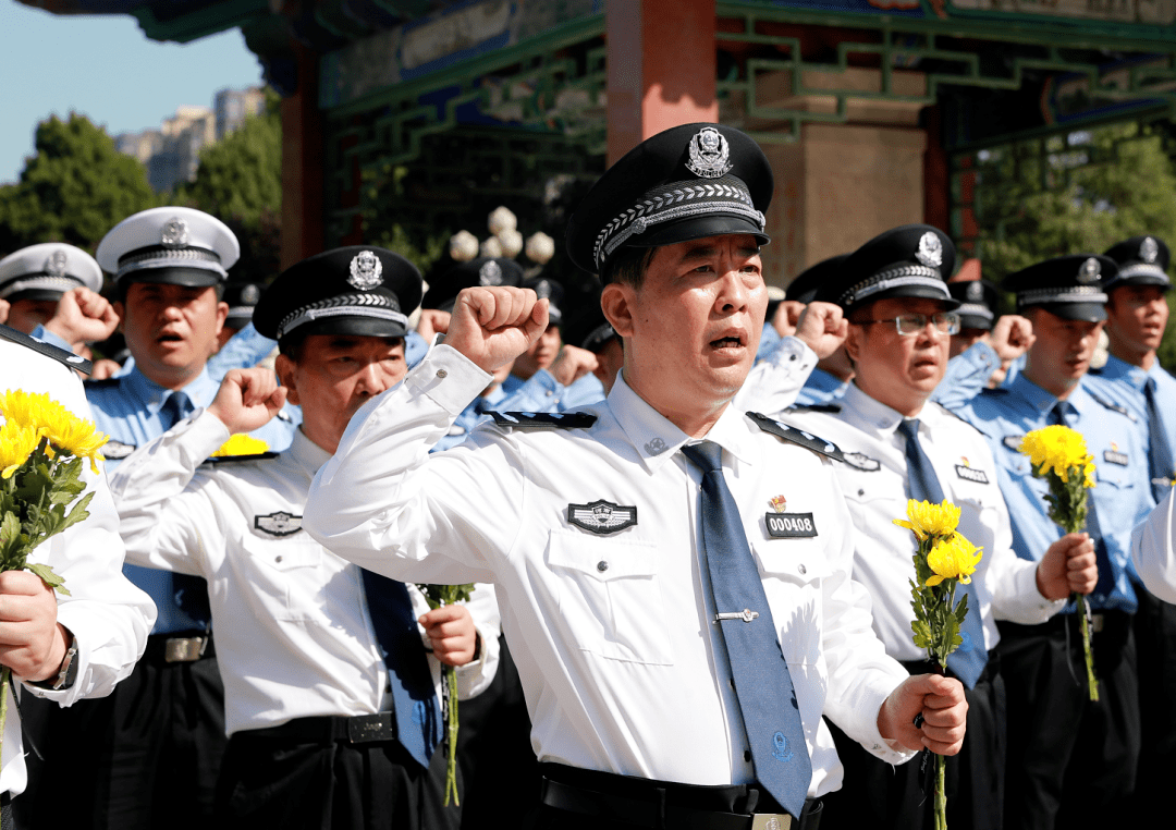 烈士纪念日河南高速交警向公安英烈致敬