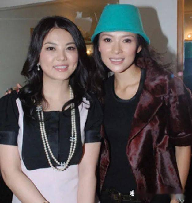 李湘和章子怡合影引起热议,气质差距太大,被指"像阔太和丫鬟"