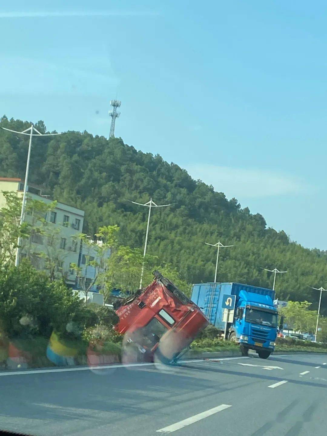事发广宁,大货车车头与车身被分离十几米……_车祸