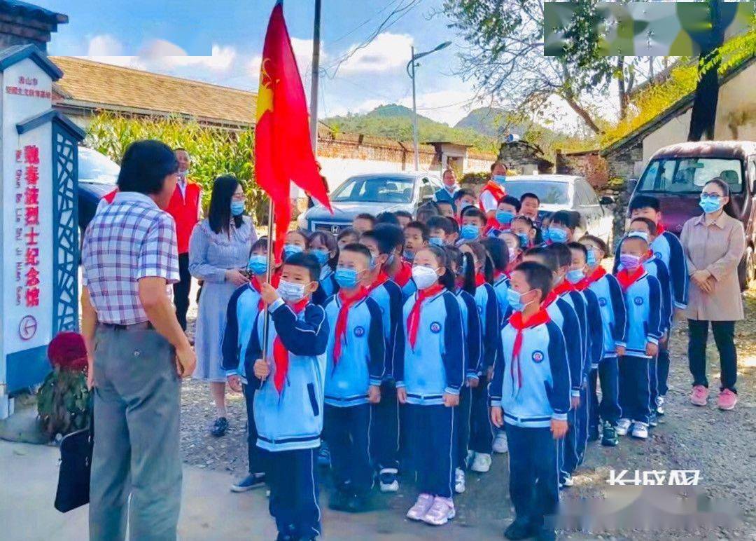 西庄小学小学生在魏春波烈士纪念馆前有序列队.