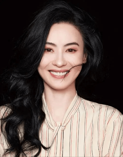 张柏芝40岁后的发型告诉大家中年人留长发也很美减龄又显气质