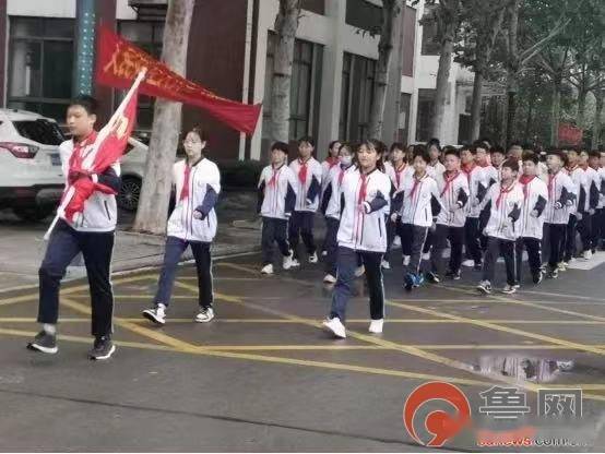 本次升旗仪式由2020级17班丁政皓同学主持,他们班同时承担护旗和升旗