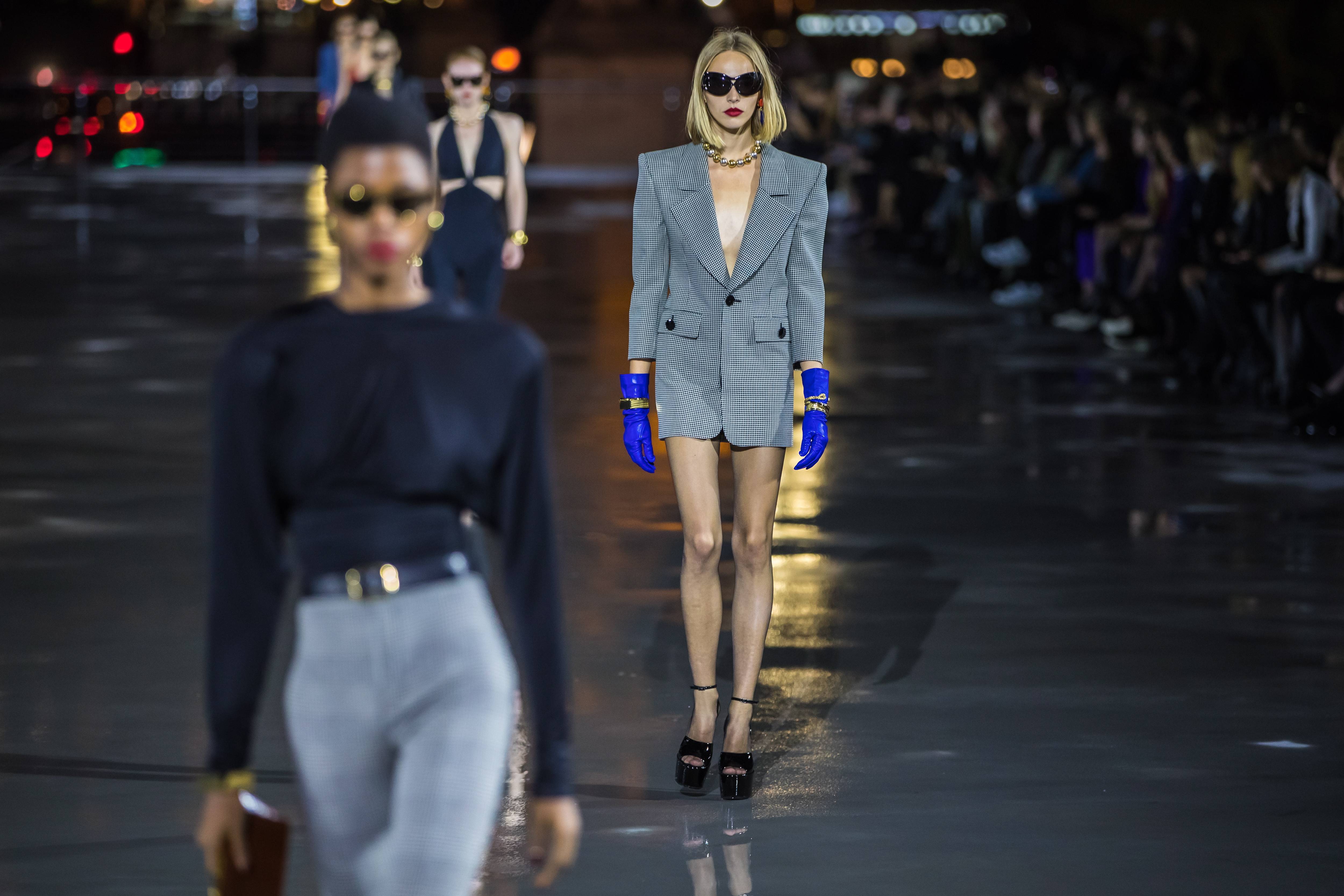 巴黎时装周圣罗兰品牌时装秀