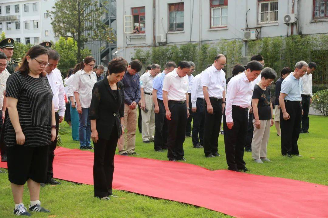 烈士纪念日复旦大学党政领导焦扬许宁生等与师生代表向人民英雄敬献