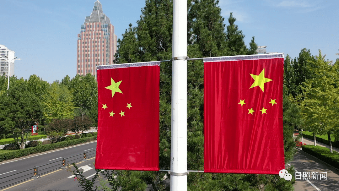 国旗飘扬庆华诞 满城最美中国红