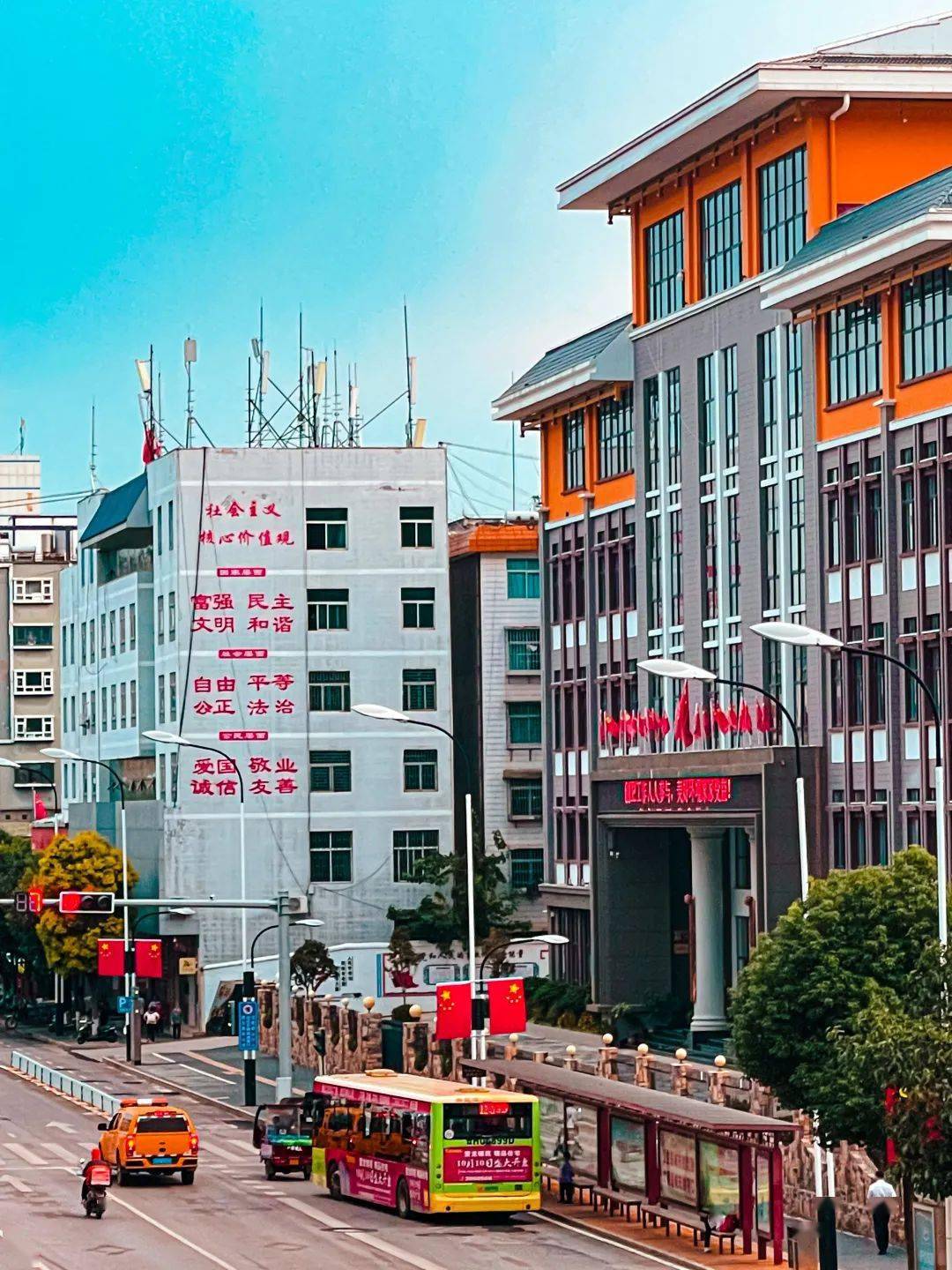 文山城区飘满中国红