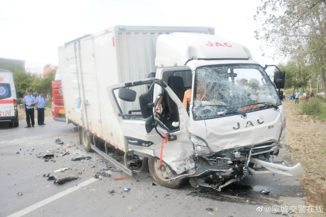 蒙城:两车相撞,一幼儿受重伤!_安全带