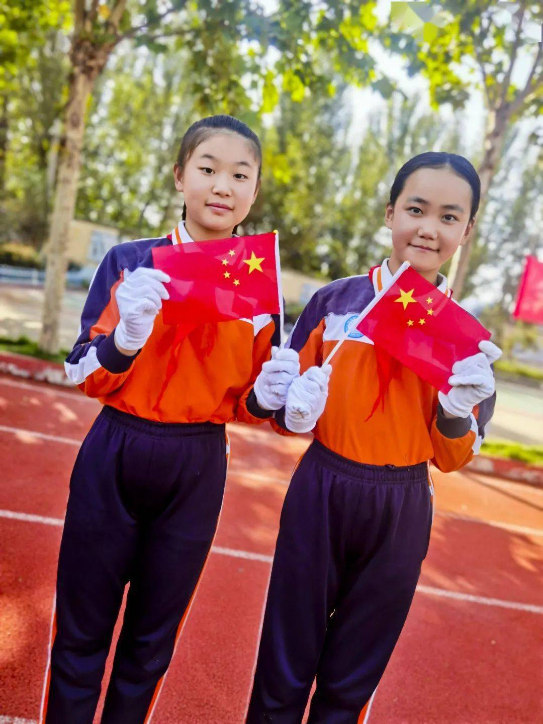 泗水少先队国旗飘扬在我心我和国旗合个影一