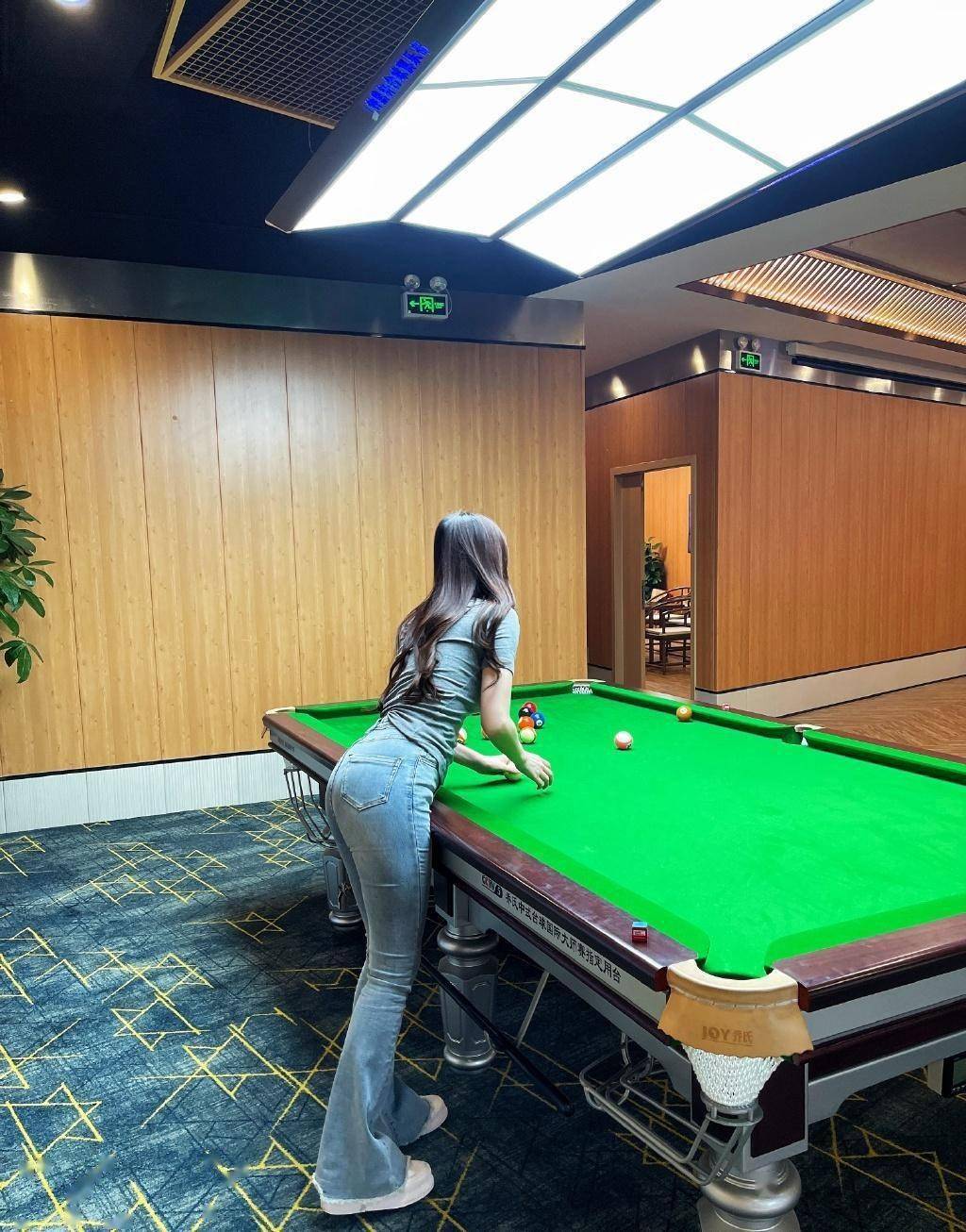 王钟瑶不愧是最美女裁判穿旗袍显紧致身材难怪能成红人