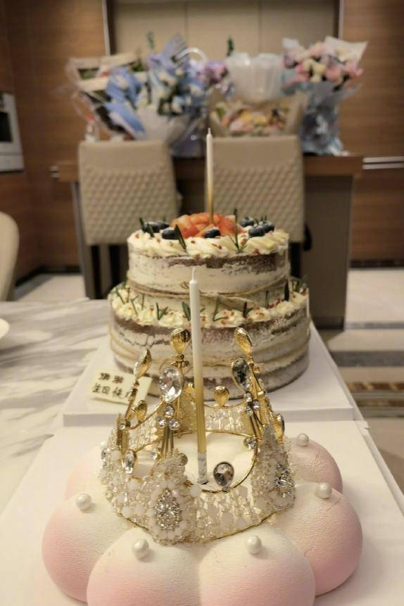 李小璐迎来40岁生日,露腰连衣裙出镜,豪华蛋糕很吸睛