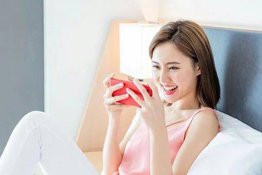 手机不离手,小心眼睛受损.