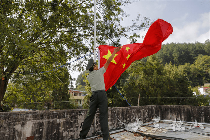 今天,独山县各地举行升旗仪式迎国庆