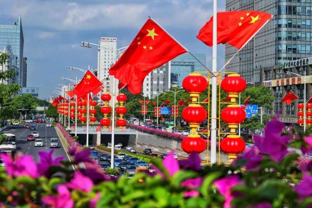 香港大街小巷悄然披上中国红五星红旗和紫荆花旗交相辉映欢乐祥和的