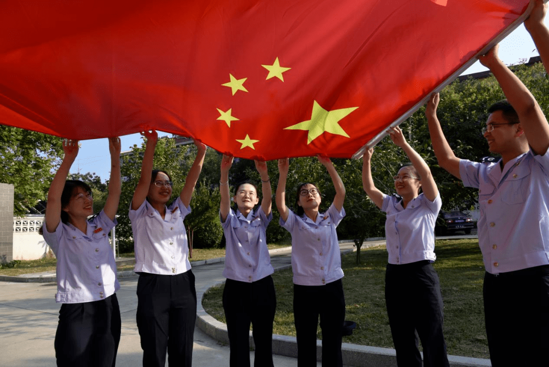 敬礼,祖国!你们和国旗合影的样子美翻了!