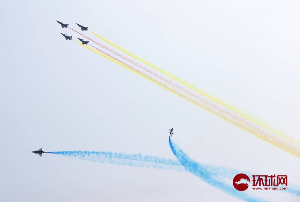 图集空军八一飞行表演队国庆节拉彩烟为祖国庆生