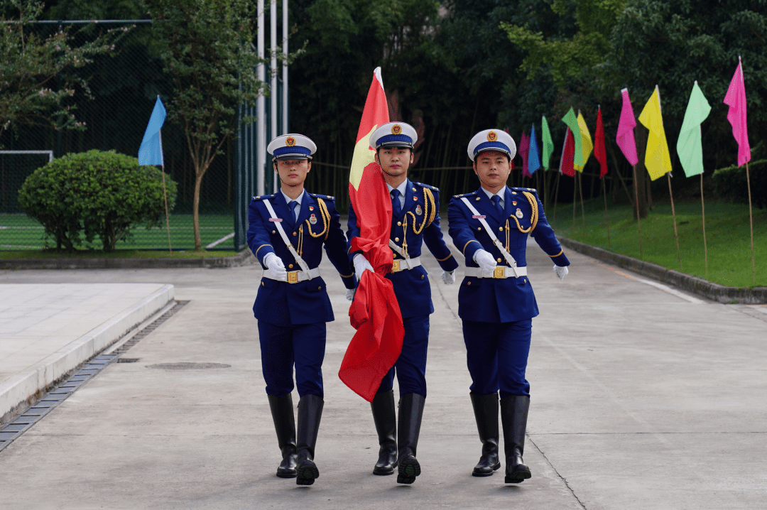 南充市消防救援支队隆重举行升旗仪式庆祝新中国成立72周年