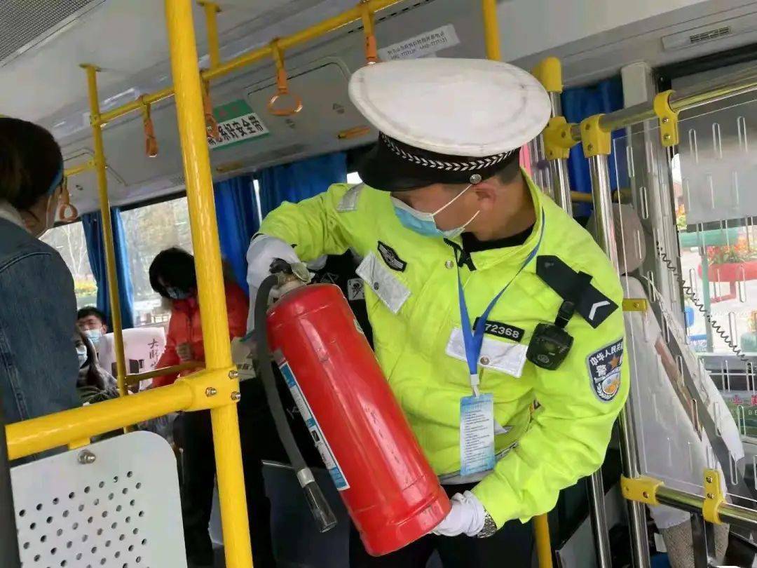 国庆节期间,兴安盟阿尔山市公安局交巡警大队民警在景区执勤,为游客