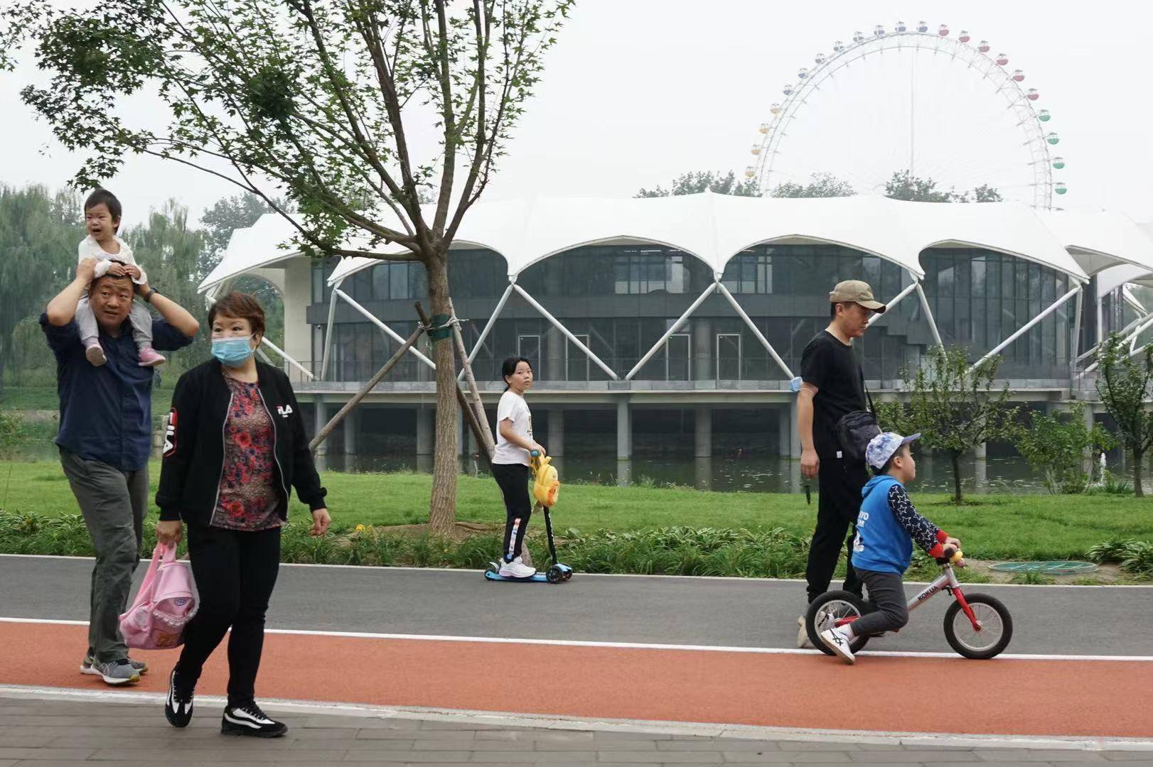 运营方|此前被践踏草坪已复原，龙潭中湖公园将另设轿厢景观