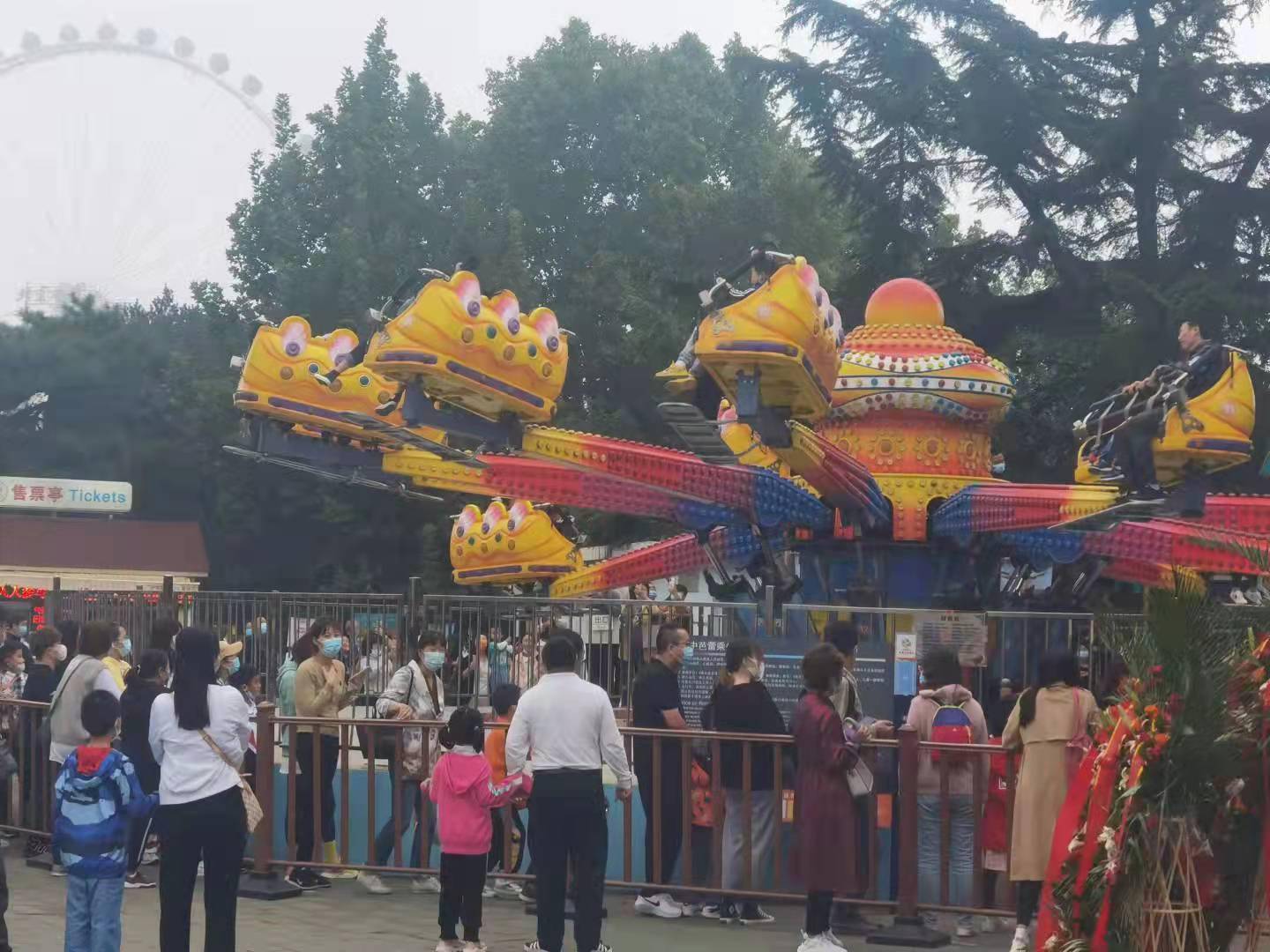 风味美食|石景山游乐园，游客欢度国庆假期