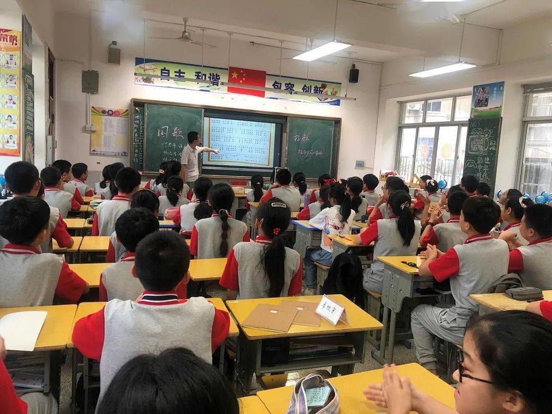 松滋市实验中学城北校区:生本教学课堂 校长率先垂范