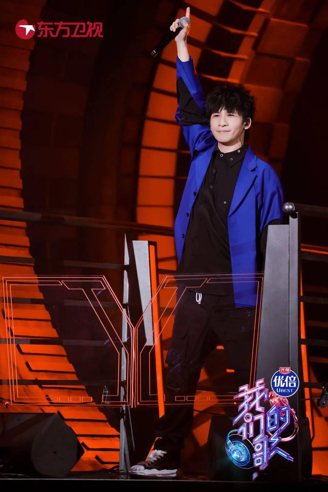 今晚2105我们的歌b组歌手全员喜剧人大张伟自嘲不是前辈是耳背