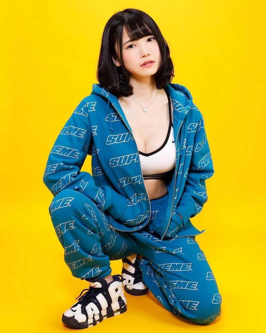 Peggy 腰细腿长美到窒息！身材不输 Soda！还有新晋「直男收割机」晒天价球鞋！