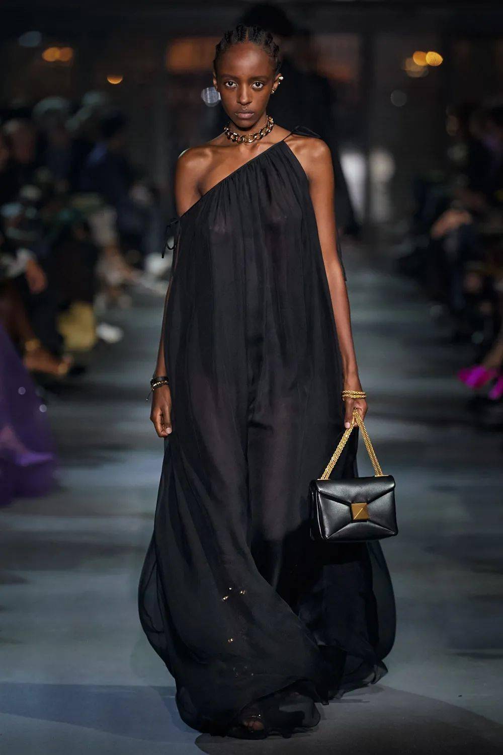 廓形 Valentino 2022 春季系列发布，刺绣、蕾丝、印花…… 尽显高级！