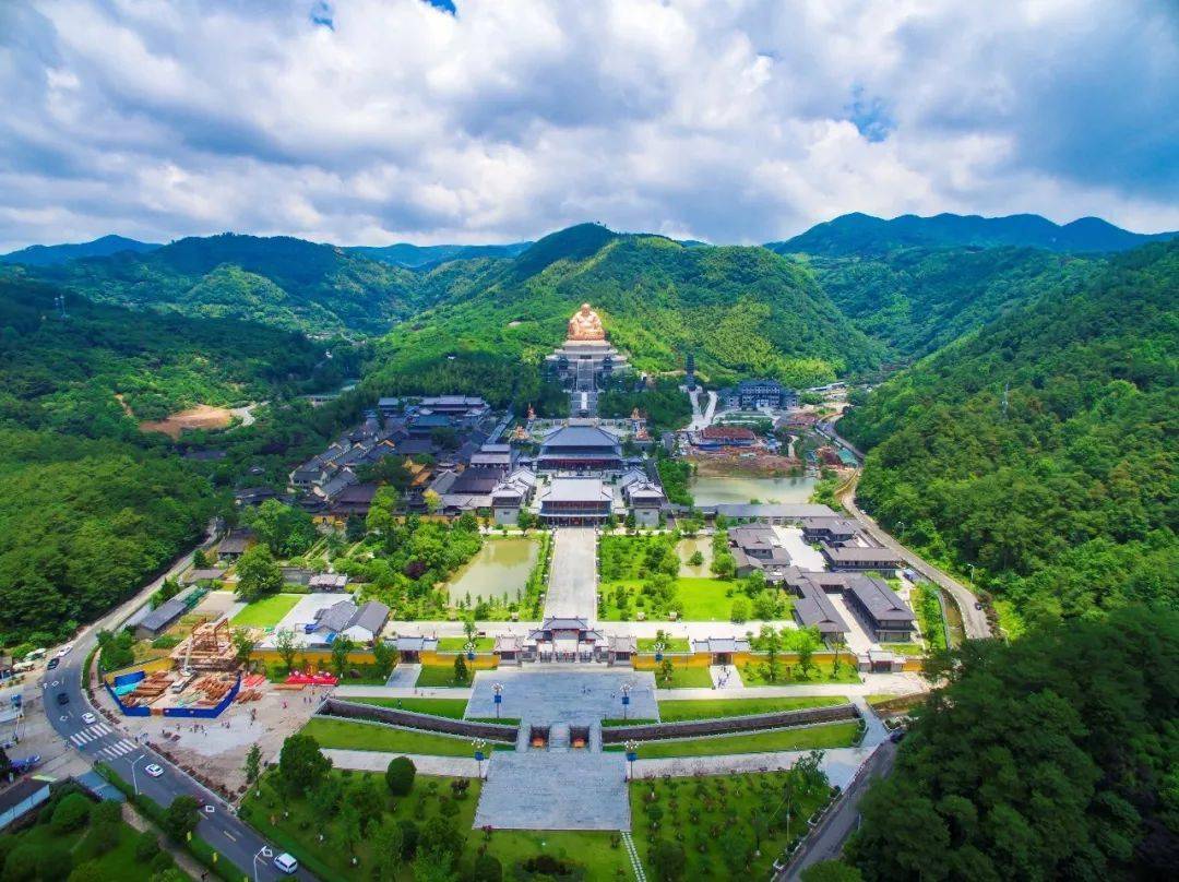 "雪窦资圣禅寺",位于浙江宁波奉化溪口镇青峰环绕,飞瀑争鸣的雪窦山中