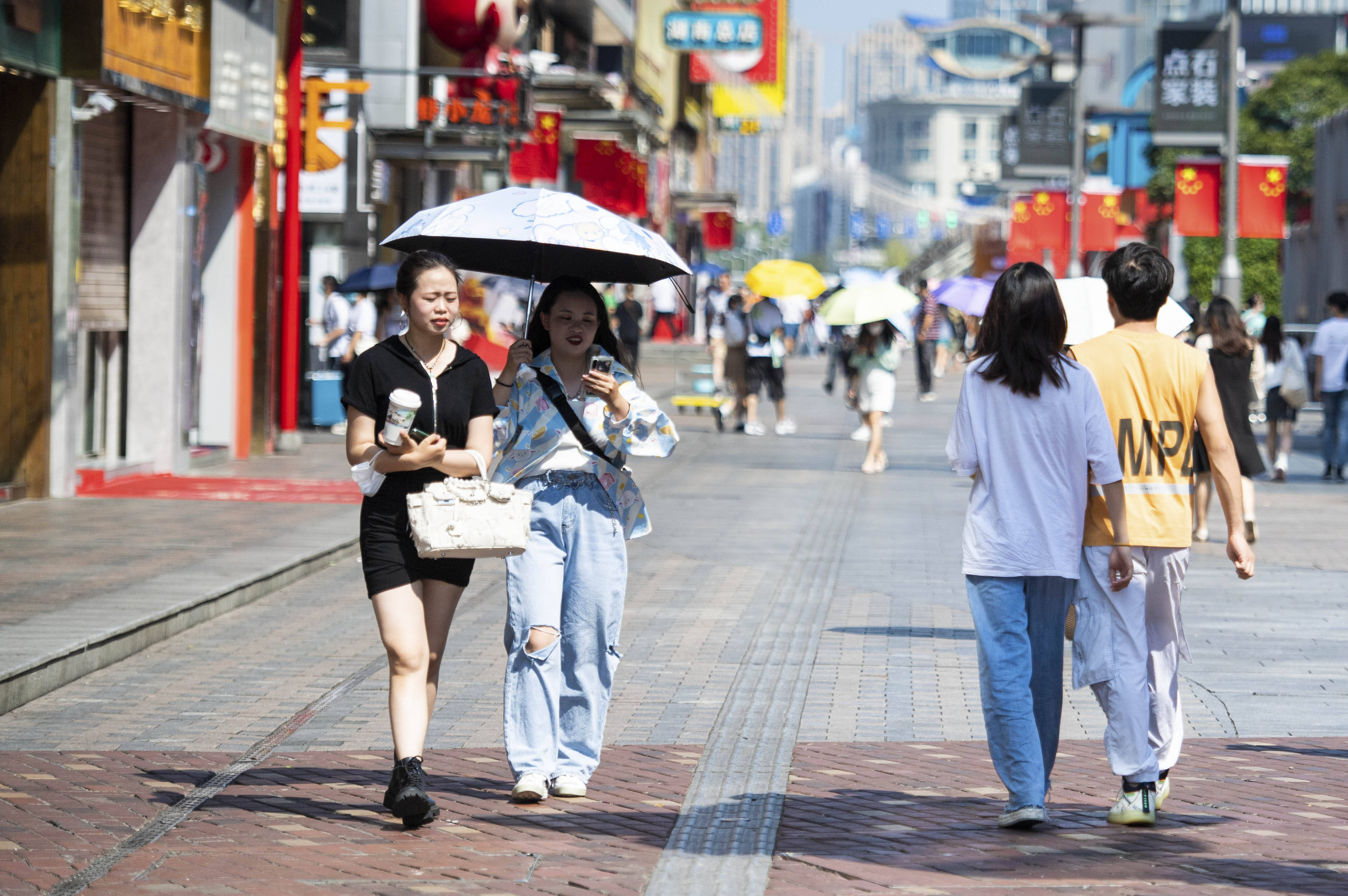 (配本社同题文字稿)新华社记者 陈思汗 摄10月4日,行人走在