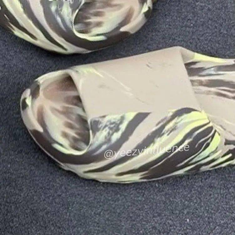 adiads 「斑马」Yeezy 拖鞋首次曝光！网友：颜值一言难尽啊...